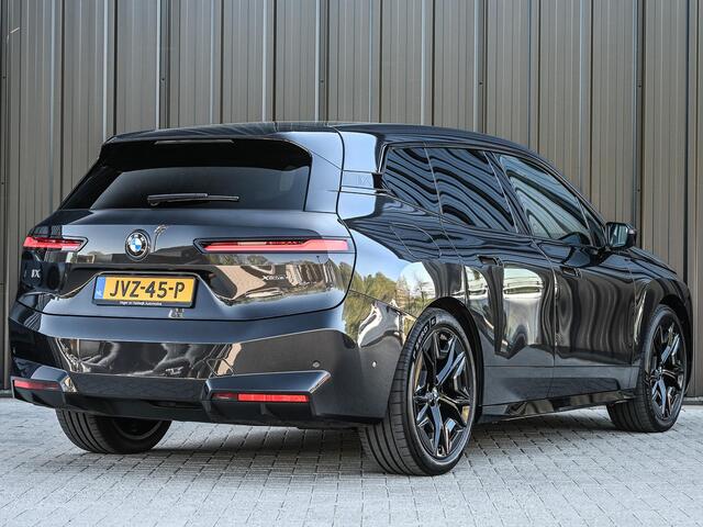 BMW iX xDrive45 101 kWh