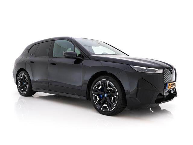 BMW iX xDrive40 High Executive 77 kWh [ 3-Fase ] (INCL-BTW) *PANO | HEAD-UP | SOFT-CLOSE | LEATHER | TOPVIEW | FULL-LED | MEMORY-PACK | HARMAN/KARDON | BLINDSPOT | WIDESCREEN-COCKPIT | HEATED-COMFORTSEATS | DAB | AMBIENTLIGHT | TOWBAR | 22'
