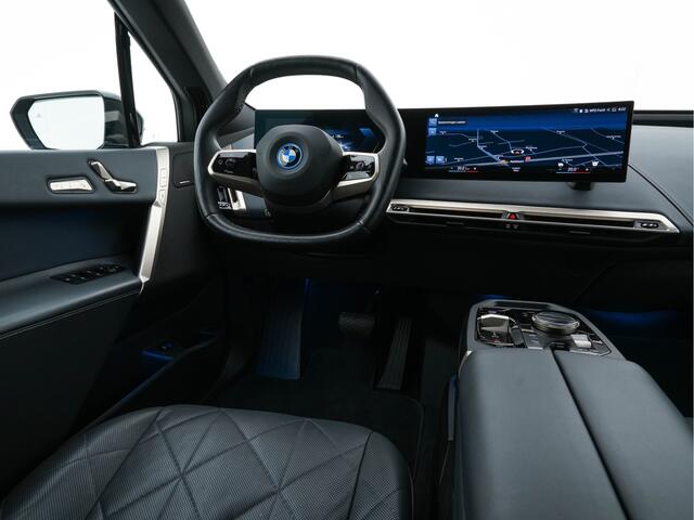 BMW iX xDrive40 High Executive 77 kWh [ 3-Fase ] (INCL-BTW) *PANO | HEAD-UP | SOFT-CLOSE | LEATHER | TOPVIEW | FULL-LED | MEMORY-PACK | HARMAN/KARDON | BLINDSPOT | WIDESCREEN-COCKPIT | HEATED-COMFORTSEATS | DAB | AMBIENTLIGHT | TOWBAR | 22'