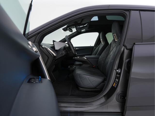 BMW iX xDrive40 High Executive 77 kWh [ 3-Fase ] (INCL-BTW) *PANO | HEAD-UP | SOFT-CLOSE | LEATHER | TOPVIEW | FULL-LED | MEMORY-PACK | HARMAN/KARDON | BLINDSPOT | WIDESCREEN-COCKPIT | HEATED-COMFORTSEATS | DAB | AMBIENTLIGHT | TOWBAR | 22'