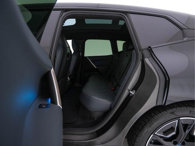 BMW iX xDrive40 High Executive 77 kWh [ 3-Fase ] (INCL-BTW) *PANO | HEAD-UP | SOFT-CLOSE | LEATHER | TOPVIEW | FULL-LED | MEMORY-PACK | HARMAN/KARDON | BLINDSPOT | WIDESCREEN-COCKPIT | HEATED-COMFORTSEATS | DAB | AMBIENTLIGHT | TOWBAR | 22'