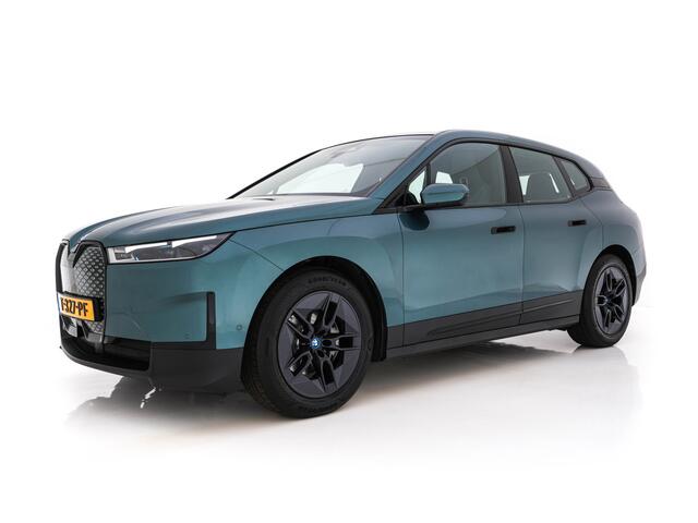 BMW iX xDrive40 Business Edition Plus 77 kWh [ 3-Fase ] {SOH-100%} (INCL-BTW) *PANO | HEAD-UP | TOPVIEW | MASSAGE | LASER-LIGHT | MEMORY-PACK | BOWERS&WILKINS | BLINDSPOT | WIDESCREEN-COCKPIT | HEATED-COMFORTSEATS | DAB | AMBIENTLIGHT | NAVI-FULLMAP | 20''AL