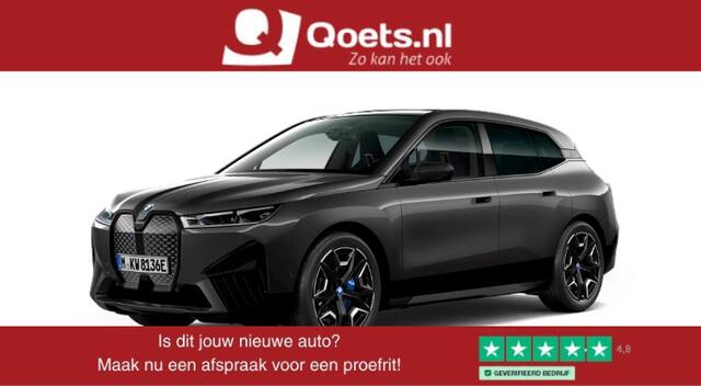 BMW iX xDrive50 High Executive 112 kWh Sportpakket - Panoramdak - Trekhaak - Warmte Comfortpakket voor/achter - Driving/Parking Assistant Professional - BMW Laserlight - Soft Close - Harman Kardon -