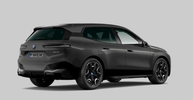BMW iX xDrive50 High Executive 112 kWh Sportpakket - Panoramdak - Trekhaak - Warmte Comfortpakket voor/achter - Driving/Parking Assistant Professional - BMW Laserlight - Soft Close - Harman Kardon -