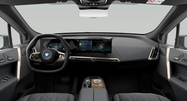 BMW iX xDrive50 High Executive 112 kWh Sportpakket - Panoramdak - Trekhaak - Warmte Comfortpakket voor/achter - Driving/Parking Assistant Professional - BMW Laserlight - Soft Close - Harman Kardon -