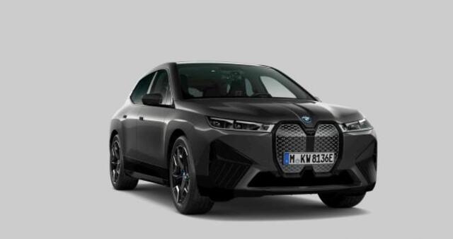 BMW iX xDrive50 High Executive 112 kWh Sportpakket - Panoramdak - Trekhaak - Warmte Comfortpakket voor/achter - Driving/Parking Assistant Professional - BMW Laserlight - Soft Close - Harman Kardon -