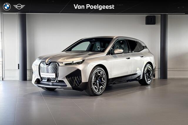 BMW iX xDrive50 Excellence 112 kWh | M Sport | Stoelverwarming | Head-Up Display | Achteruitrijcamera | Trekhaak |