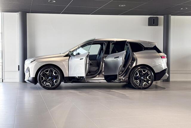 BMW iX xDrive50 Excellence 112 kWh | M Sport | Stoelverwarming | Head-Up Display | Achteruitrijcamera | Trekhaak |