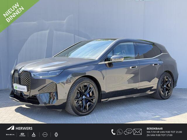 BMW iX M60 Excellence 112 kWh / SOH 94% / 2500kg Trekgewicht / Wegklapbare Trekhaak / Panoramadak Sky Lounge / 22"/ Soft Close / Bowers & Wilkins / Head Up Display / Elektr. Stoelen / Luxe Lederen Bekleding / Stoel Ventilatie & Stoelverwarming /