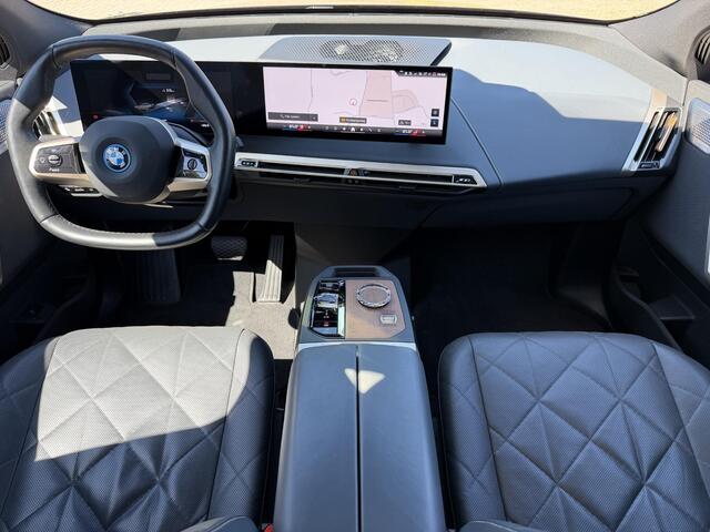 BMW iX M60 Excellence 112 kWh / SOH 94% / 2500kg Trekgewicht / Wegklapbare Trekhaak / Panoramadak Sky Lounge / 22"/ Soft Close / Bowers & Wilkins / Head Up Display / Elektr. Stoelen / Luxe Lederen Bekleding / Stoel Ventilatie & Stoelverwarming /