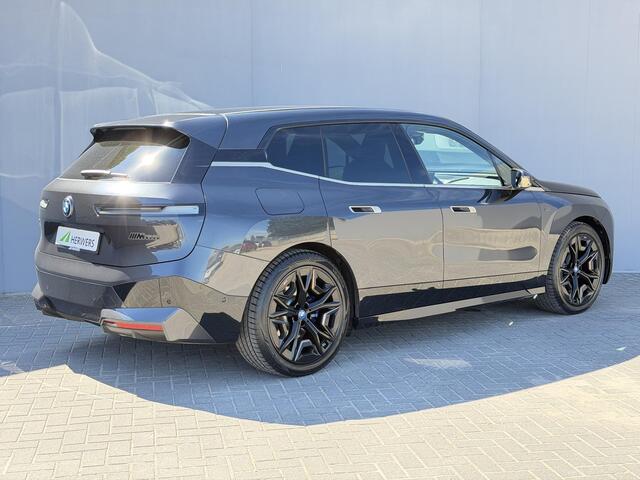 BMW iX M60 Excellence 112 kWh / SOH 94% / 2500kg Trekgewicht / Wegklapbare Trekhaak / Panoramadak Sky Lounge / 22"/ Soft Close / Bowers & Wilkins / Head Up Display / Elektr. Stoelen / Luxe Lederen Bekleding / Stoel Ventilatie & Stoelverwarming /