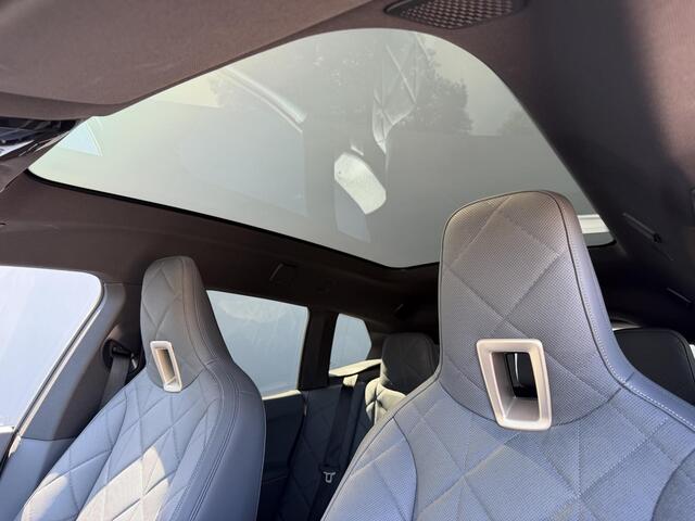 BMW iX M60 Excellence 112 kWh / SOH 94% / 2500kg Trekgewicht / Wegklapbare Trekhaak / Panoramadak Sky Lounge / 22"/ Soft Close / Bowers & Wilkins / Head Up Display / Elektr. Stoelen / Luxe Lederen Bekleding / Stoel Ventilatie & Stoelverwarming /
