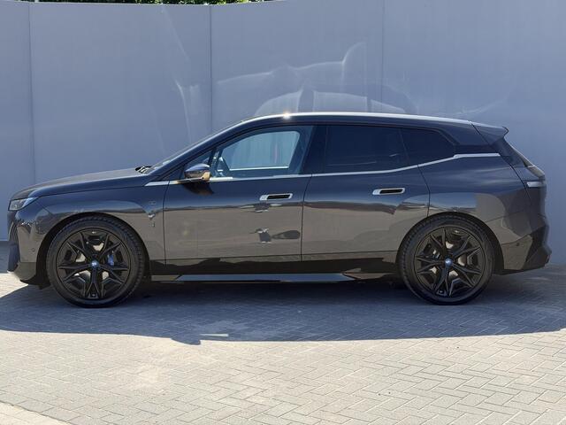 BMW iX M60 Excellence 112 kWh / SOH 94% / 2500kg Trekgewicht / Wegklapbare Trekhaak / Panoramadak Sky Lounge / 22"/ Soft Close / Bowers & Wilkins / Head Up Display / Elektr. Stoelen / Luxe Lederen Bekleding / Stoel Ventilatie & Stoelverwarming /