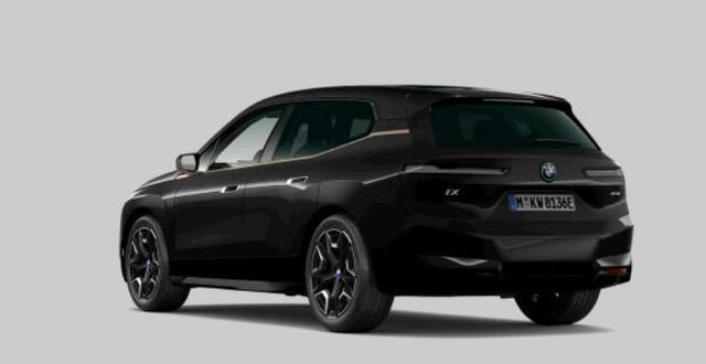 BMW iX xDrive50 High Executive 112 kWh Sportpakket - Panoramadak - Driving/Parking Assistant Professional - Multifunctionele stoelen - Stoelventilatie - Harman kardon - Comfort Access - BMW Laserlight -