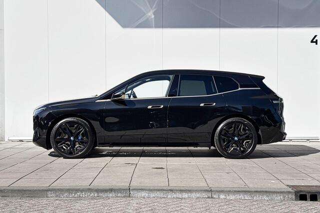 BMW iX xDrive40 22 Inch / Sportpakket / Glazen Dak / Driving Prof / Comfort Acces / Harman Kardon / Getinte Ramen Achter / parking Plus / Soft Close / Warmte Comfort pakket
