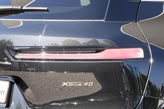 BMW iX xDrive40 22 Inch / Sportpakket / Glazen Dak / Driving Prof / Comfort Acces / Harman Kardon / Getinte Ramen Achter / parking Plus / Soft Close / Warmte Comfort pakket
