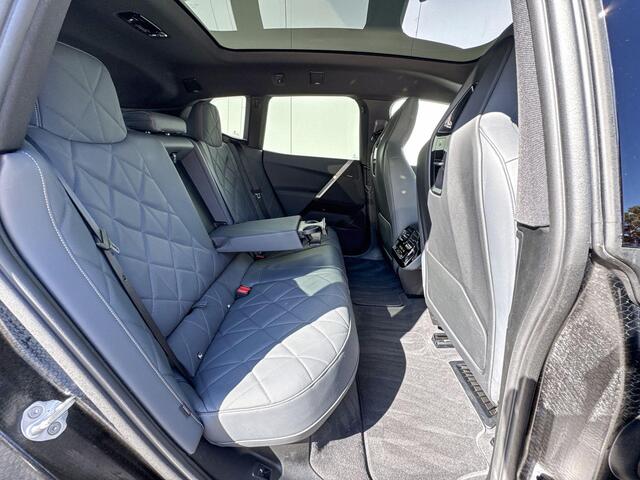 BMW iX xDrive40 22 Inch / Sportpakket / Glazen Dak / Driving Prof / Comfort Acces / Harman Kardon / Getinte Ramen Achter / parking Plus / Soft Close / Warmte Comfort pakket