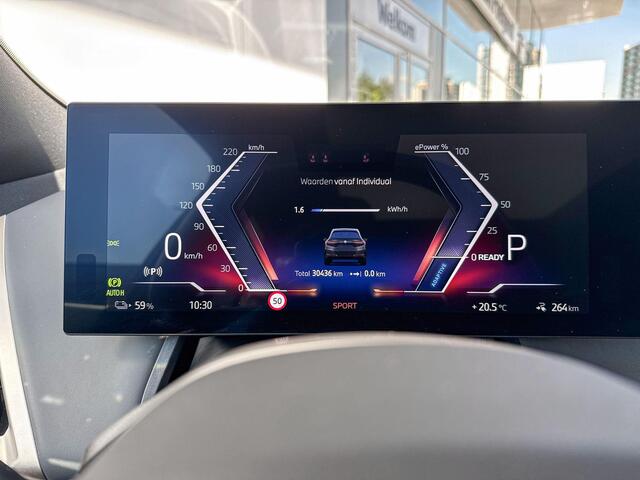 BMW iX xDrive40 22 Inch / Sportpakket / Glazen Dak / Driving Prof / Comfort Acces / Harman Kardon / Getinte Ramen Achter / parking Plus / Soft Close / Warmte Comfort pakket