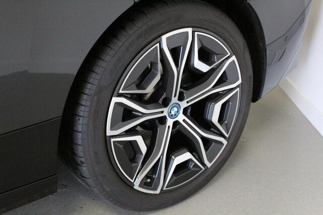 BMW iX xDrive40 High Executive 77 kWh | NL-AUTO! | PANO | STOEL+STUUR/VERW | CARPLAY | 22'LMV | BLINDSPOT | LED |