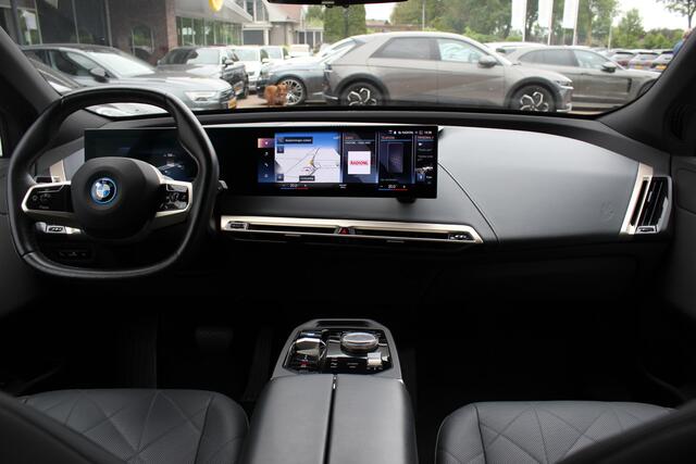 BMW iX xDrive40 High Exe. M Sport 77 kWh / SoH 97,1% / 360Camera / Head-up / Keyless / Softclose / 20'' / ACC / Laser LED / Navigatie / Stoelverwarming+Stuurverwarming / Stoelventilaite