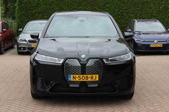 BMW iX xDrive40 High Exe. M Sport 77 kWh / SoH 97,1% / 360Camera / Head-up / Keyless / Softclose / 20'' / ACC / Laser LED / Navigatie / Stoelverwarming+Stuurverwarming / Stoelventilaite
