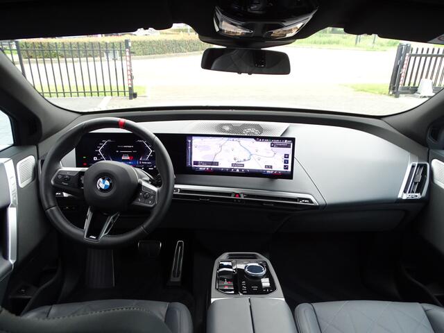 BMW iX xDrive M70 Pano Soft-Close Bowers & Wilkins Innovatiespakket Warmtecomfortpakket 22''LM Velgen