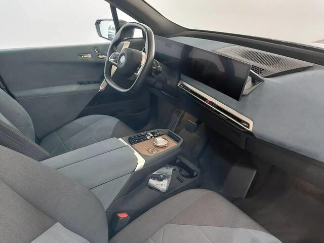 BMW iX xDrive40 Executive 77 kWh | 22"| Pano Sky | Driv. Ass.Pro | Trekhaak | Sportpakket | Soft Close | Harman Kardon