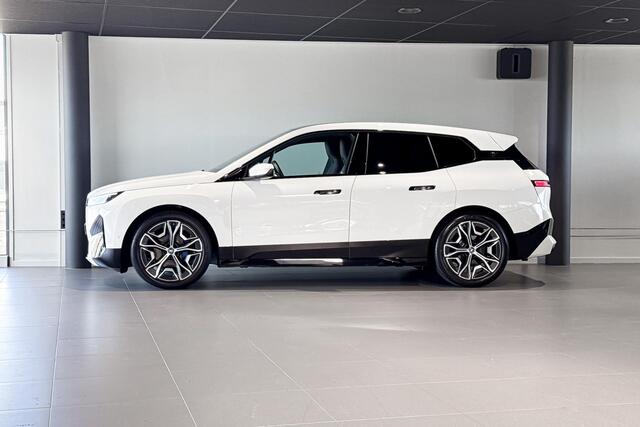 BMW iX xDrive50 Sport Edition 112 kWh | Sky Lounge | Harman Kardon | Stroelverwarming | Achteruitrijcamera |