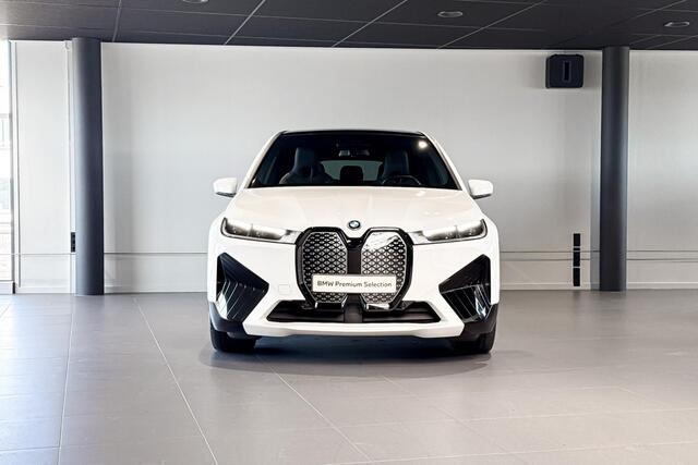 BMW iX xDrive50 Sport Edition 112 kWh | Sky Lounge | Harman Kardon | Stroelverwarming | Achteruitrijcamera |