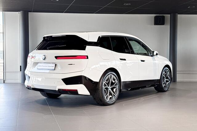 BMW iX xDrive50 Sport Edition 112 kWh | Sky Lounge | Harman Kardon | Stroelverwarming | Achteruitrijcamera |