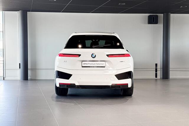 BMW iX xDrive50 Sport Edition 112 kWh | Sky Lounge | Harman Kardon | Stroelverwarming | Achteruitrijcamera |