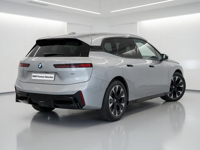 BMW iX xDrive45 101 kWh M-Sport | 21" | Driving Assistant Professional | Trekhaak | M Multifunctionele voorstoelen |