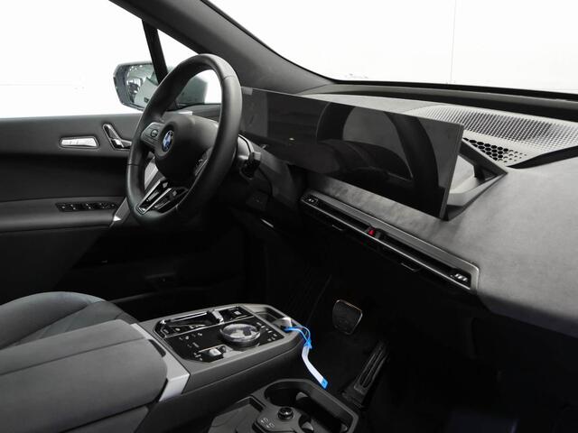 BMW iX xDrive45 101 kWh M-Sport | 21" | Driving Assistant Professional | Trekhaak | M Multifunctionele voorstoelen |