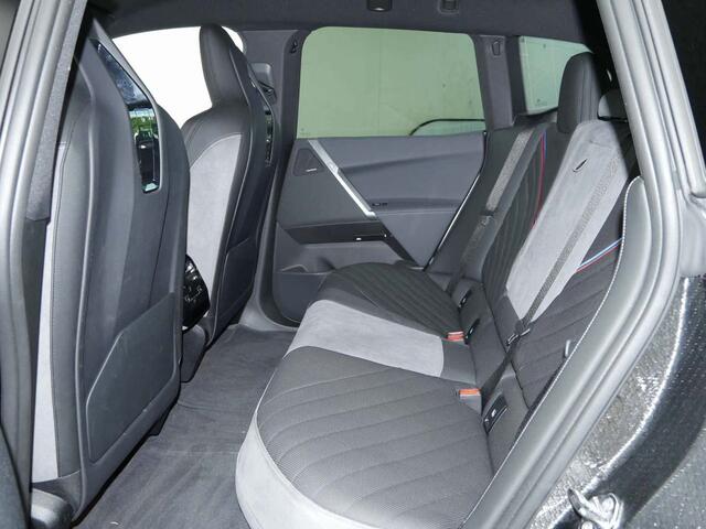 BMW iX xDrive45 101 kWh M-Sport | 21" | Driving Assistant Professional | Trekhaak | M Multifunctionele voorstoelen |