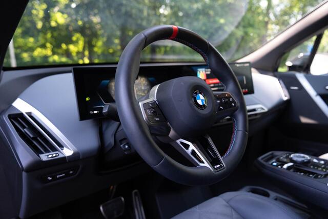 BMW iX xDrive M70 112 kWh | Suite Amido | Snelwegassistent* | 22 kW | 22'' 1027M | Harman/kardon