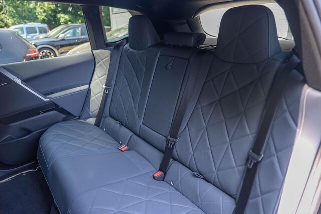 BMW iX xDrive M70 112 kWh | Suite Amido | Snelwegassistent* | 22 kW | 22'' 1027M | Harman/kardon