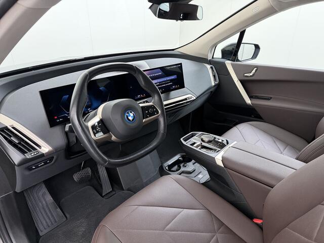 BMW iX xDrive40 327PK Executive SOH 99% Trekhaak 4-Zone Ecc Head-Up Display Camera Apple Carplay Stoelverwarming Elek.Stoelen+Stuur Elek.Achterklep Navi Ecc Bluetooth Led Lmv Pdc Live cockpit pro 2.500KG Trekgewicht Dealeronderhouden