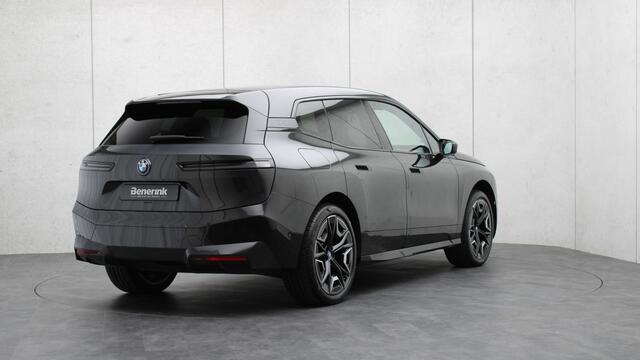 BMW iX xDrive50 High Executive Sportpakket | Massage | Bowers & Wilkins | Sky Lounge | Laserlight | Stoelventilatie | Trekhaak | Head-up | Soft-Close