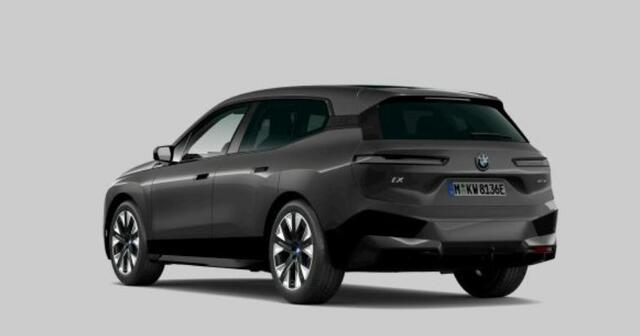 BMW iX xDrive40 Sportpakket - Trekhaak - Panoramadak - Multifunctionele stoelen voor - Getinte Ruiten -