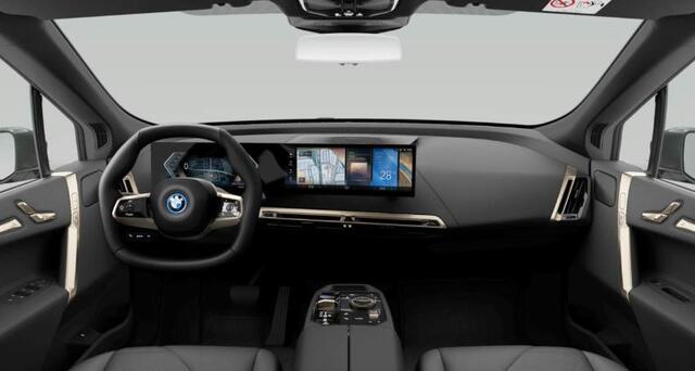 BMW iX xDrive40 Sportpakket - Trekhaak - Panoramadak - Multifunctionele stoelen voor - Getinte Ruiten -