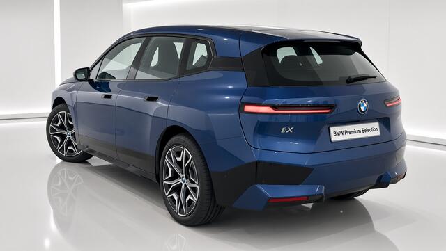 BMW iX xDrive50 | 22" | Sky Lounge | Harman Kardon | Trekhaak | Sportpakket | Driving Assistant Professional |