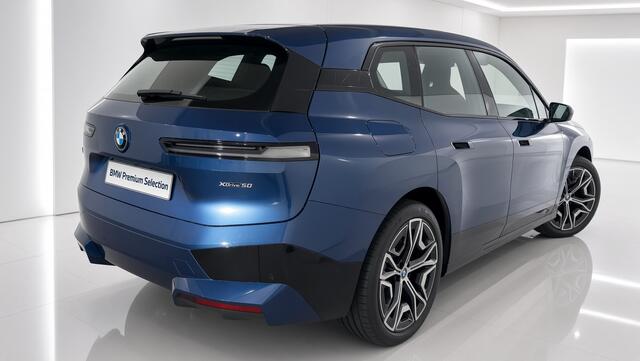 BMW iX xDrive50 | 22" | Sky Lounge | Harman Kardon | Trekhaak | Sportpakket | Driving Assistant Professional |
