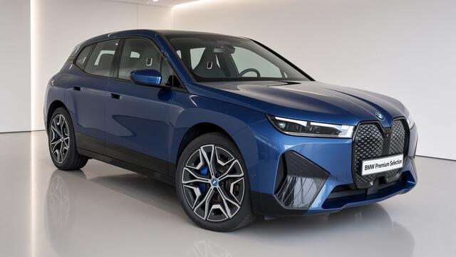 BMW iX xDrive50 | 22" | Sky Lounge | Harman Kardon | Trekhaak | Sportpakket | Driving Assistant Professional |