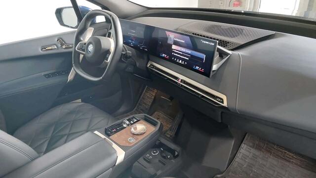 BMW iX xDrive50 | 22" | Sky Lounge | Harman Kardon | Trekhaak | Sportpakket | Driving Assistant Professional |