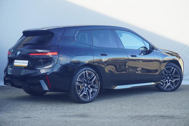 BMW iX xDrive45 | M Sportpakket | Panoramadak Sky Lounge | Luchtvering | Stoelventilatie | Harman Kardon | Driving Assistant Professional