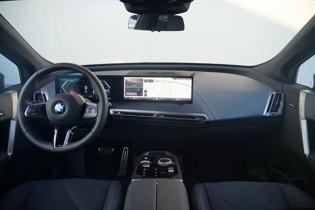 BMW iX xDrive45 | M Sportpakket | Panoramadak Sky Lounge | Luchtvering | Stoelventilatie | Harman Kardon | Driving Assistant Professional