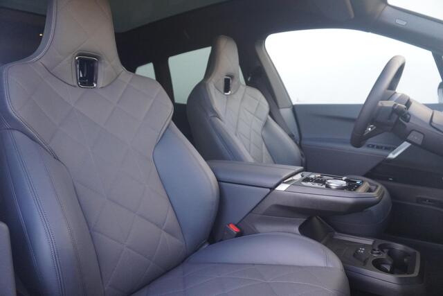 BMW iX xDrive45 | M Sportpakket | Panoramadak Sky Lounge | Luchtvering | Stoelventilatie | Harman Kardon | Driving Assistant Professional