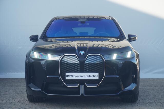BMW iX xDrive45 | M Sportpakket | Panoramadak Sky Lounge | Luchtvering | Stoelventilatie | Harman Kardon | Driving Assistant Professional