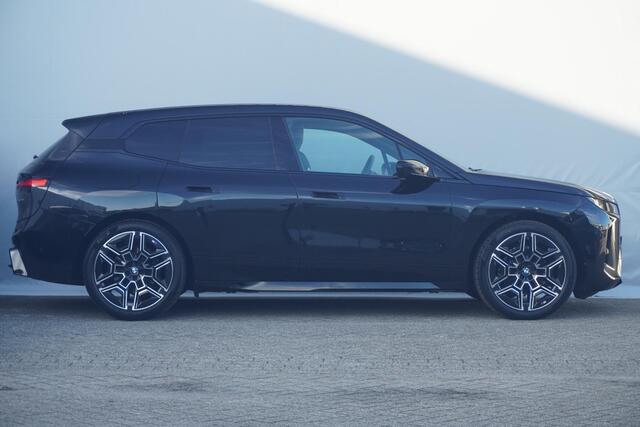 BMW iX xDrive45 | M Sportpakket | Panoramadak Sky Lounge | Luchtvering | Stoelventilatie | Harman Kardon | Driving Assistant Professional