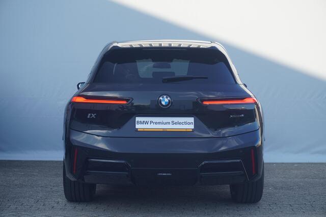 BMW iX xDrive45 | M Sportpakket | Panoramadak Sky Lounge | Luchtvering | Stoelventilatie | Harman Kardon | Driving Assistant Professional